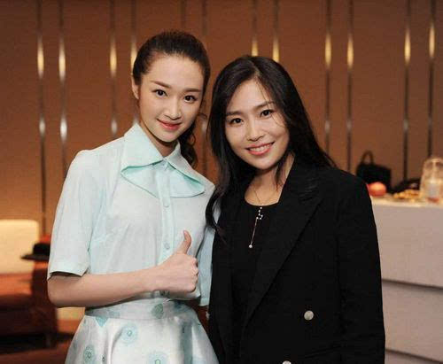 刘冰再现《28岁未成年》 张艺谋父女共贺岁