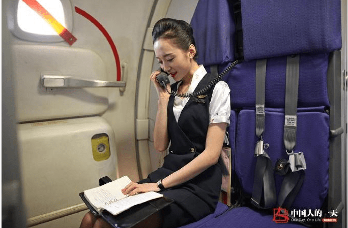 飞行途中,旅客在座位上休息,但是空乘人员很少有时间坐下来