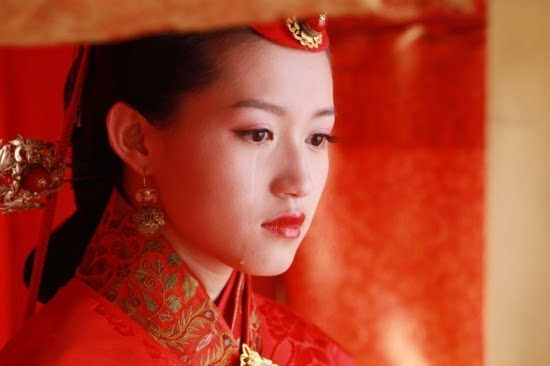 《美人如画》苏青婚装凄美苏青饰演的明娟苏青红妆出镜,华贵中透露着