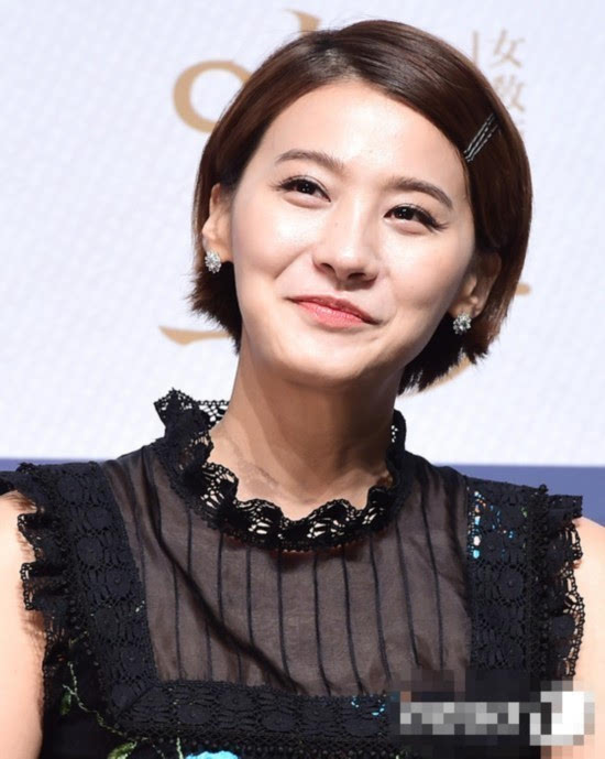 韩国电影《女教师》举行制作发布会 金荷娜红唇亮眼刘仁英黑裙婉约