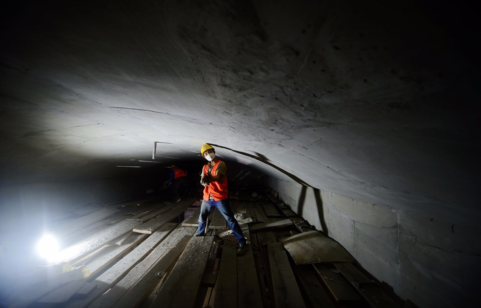 探访济南地下工作者 寒冬穿单薄夏衣施工
