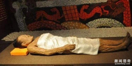 丝绸被子包裹装进棺材图片