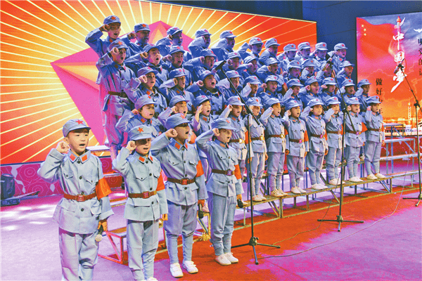 乌海市实验小学学生合唱《红星闪闪》(图片来源:乌海日报)