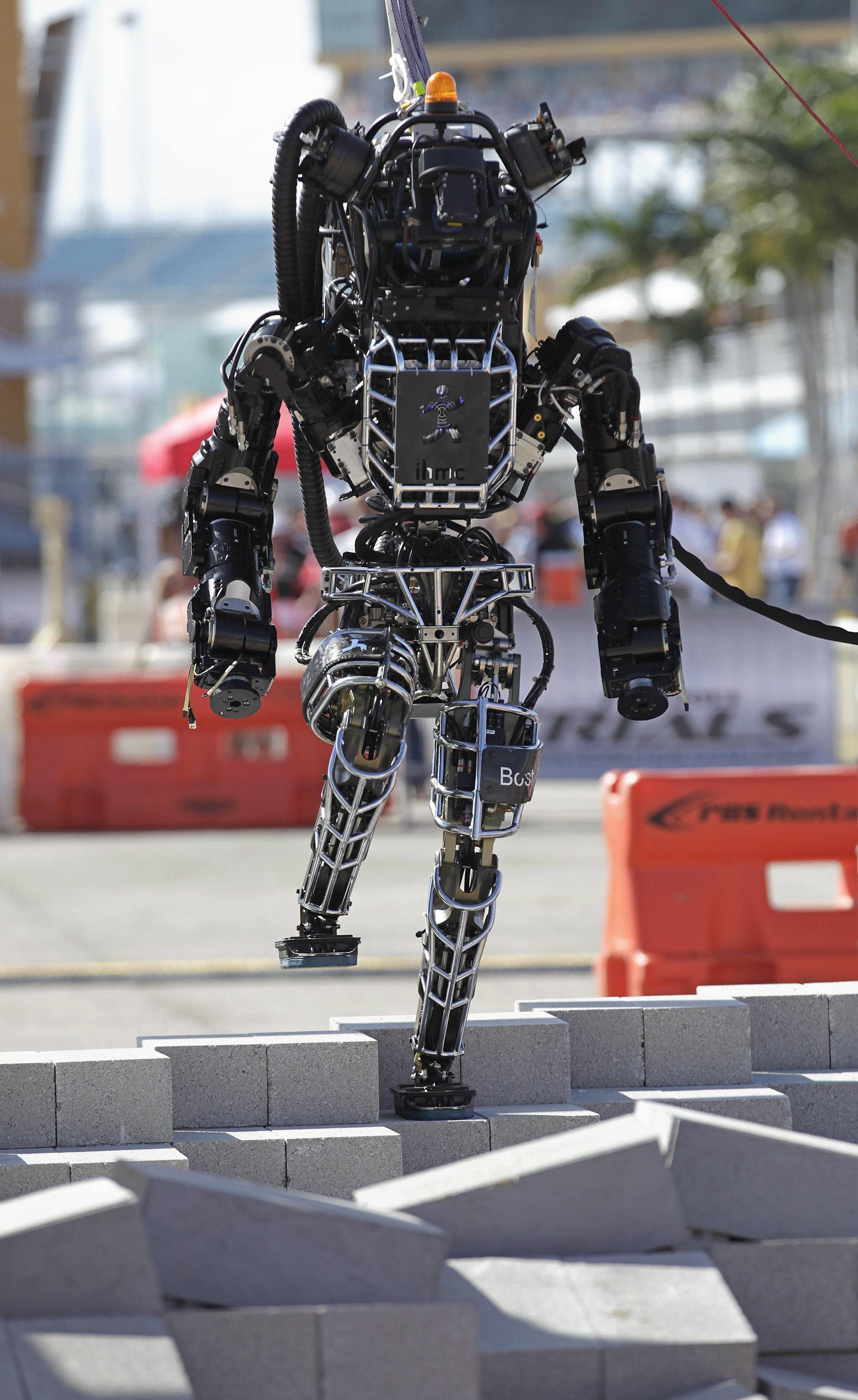 行走"金鸡独立"等技能后,美国波士顿动力公司研制的人形机器人"