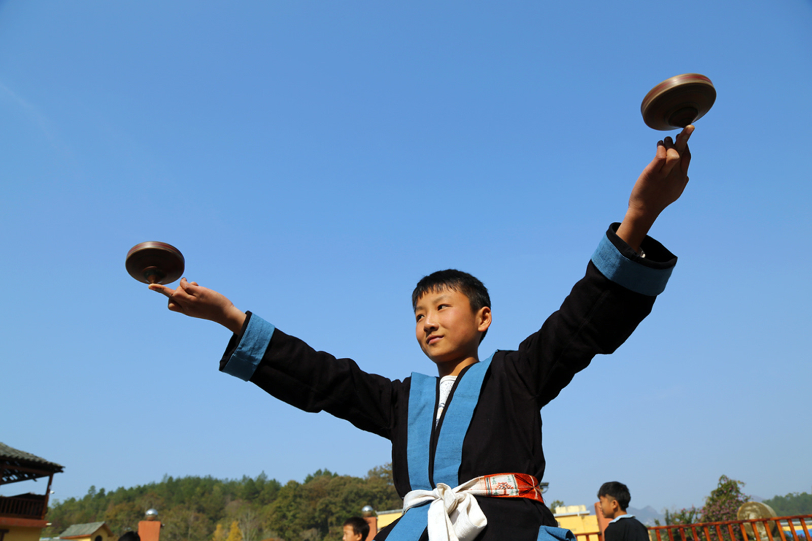 廣西南丹縣裡湖瑤族鄉舉辦小學生民族體育藝術節,來自全鄉的60多名白