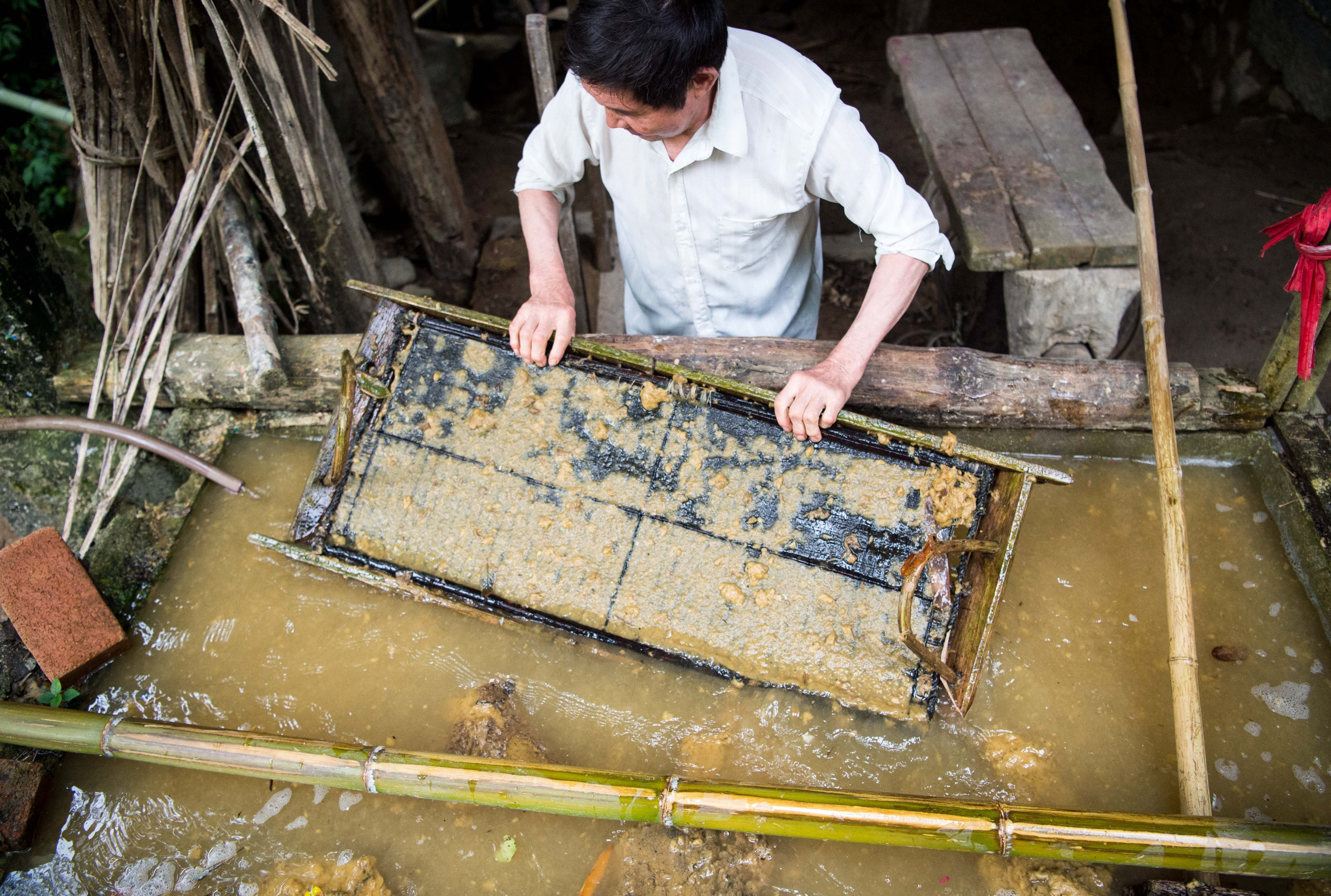 三峡库区最老"造纸坊" 父子坚守手工造纸