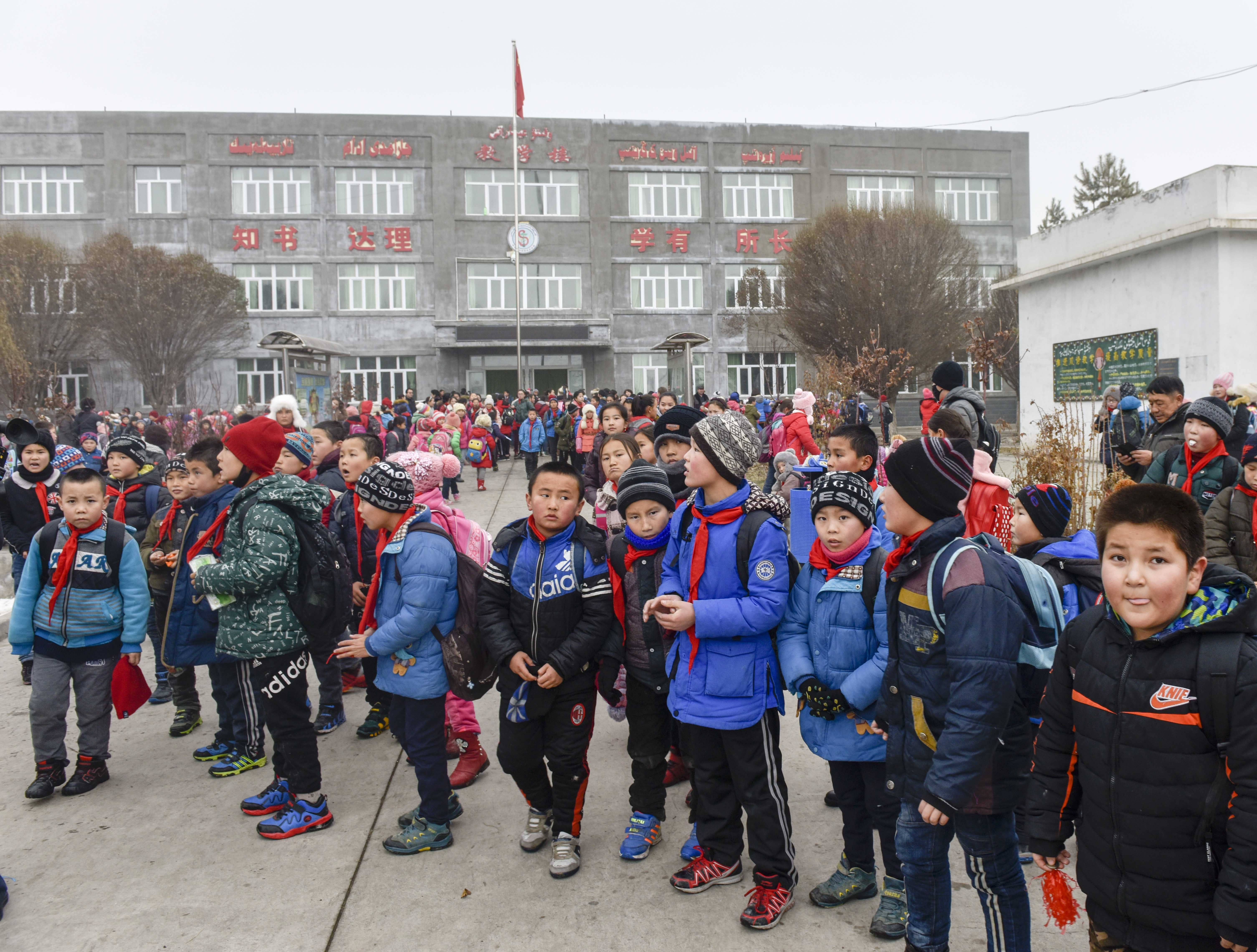 12月8日,地震发生后,新疆呼图壁县石梯子乡小学的学生准备放学.