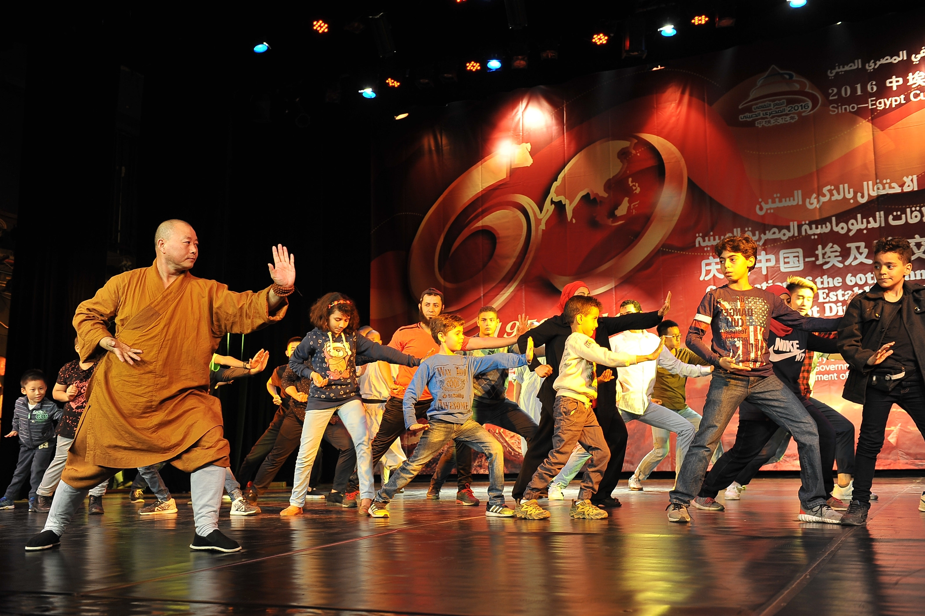 图为少林寺武术团空降埃及首都开罗,带去少林旋风.