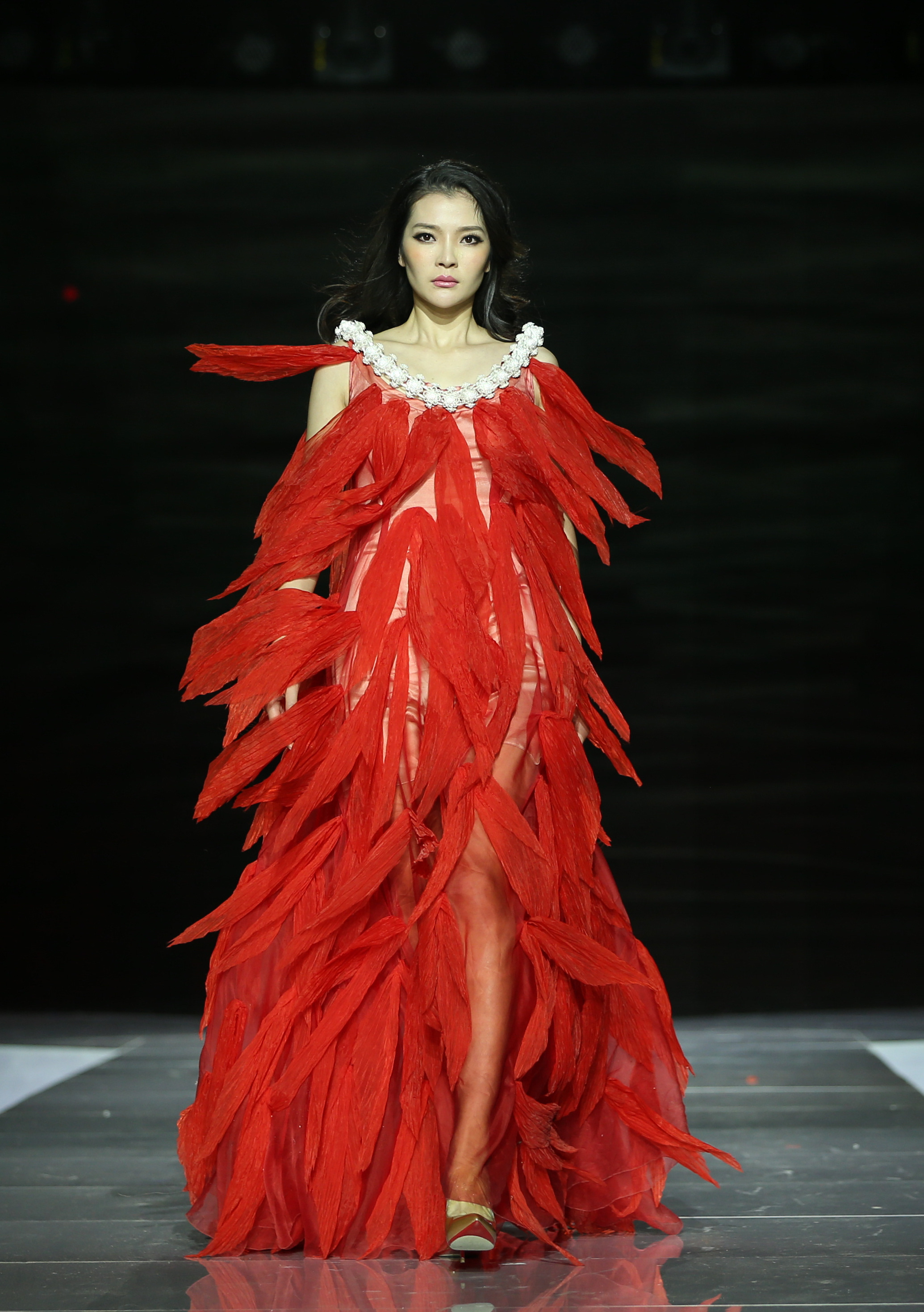 12月10日,模特在北京展示grace chen2017春夏高级定制作品