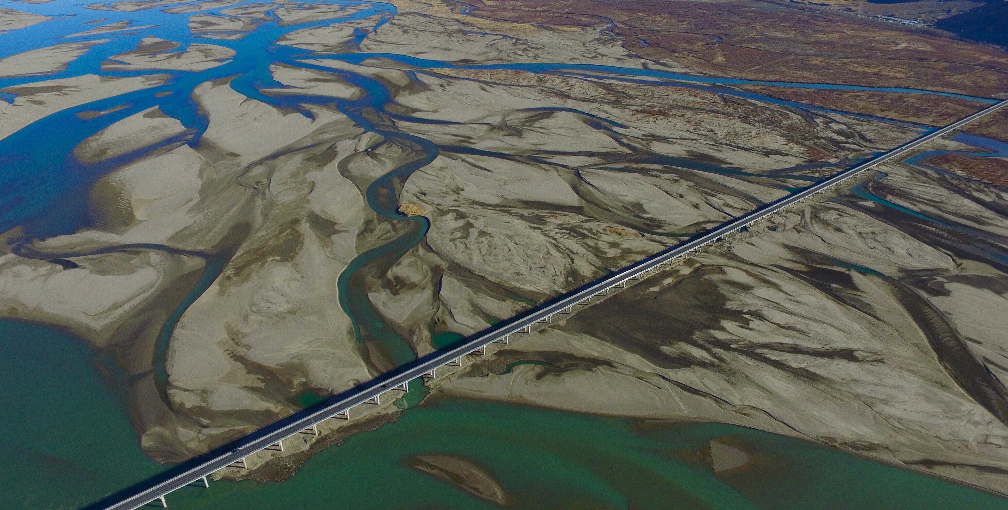 这是位于西藏山南市扎囊县境内的扎囊特大桥(12月11日摄).