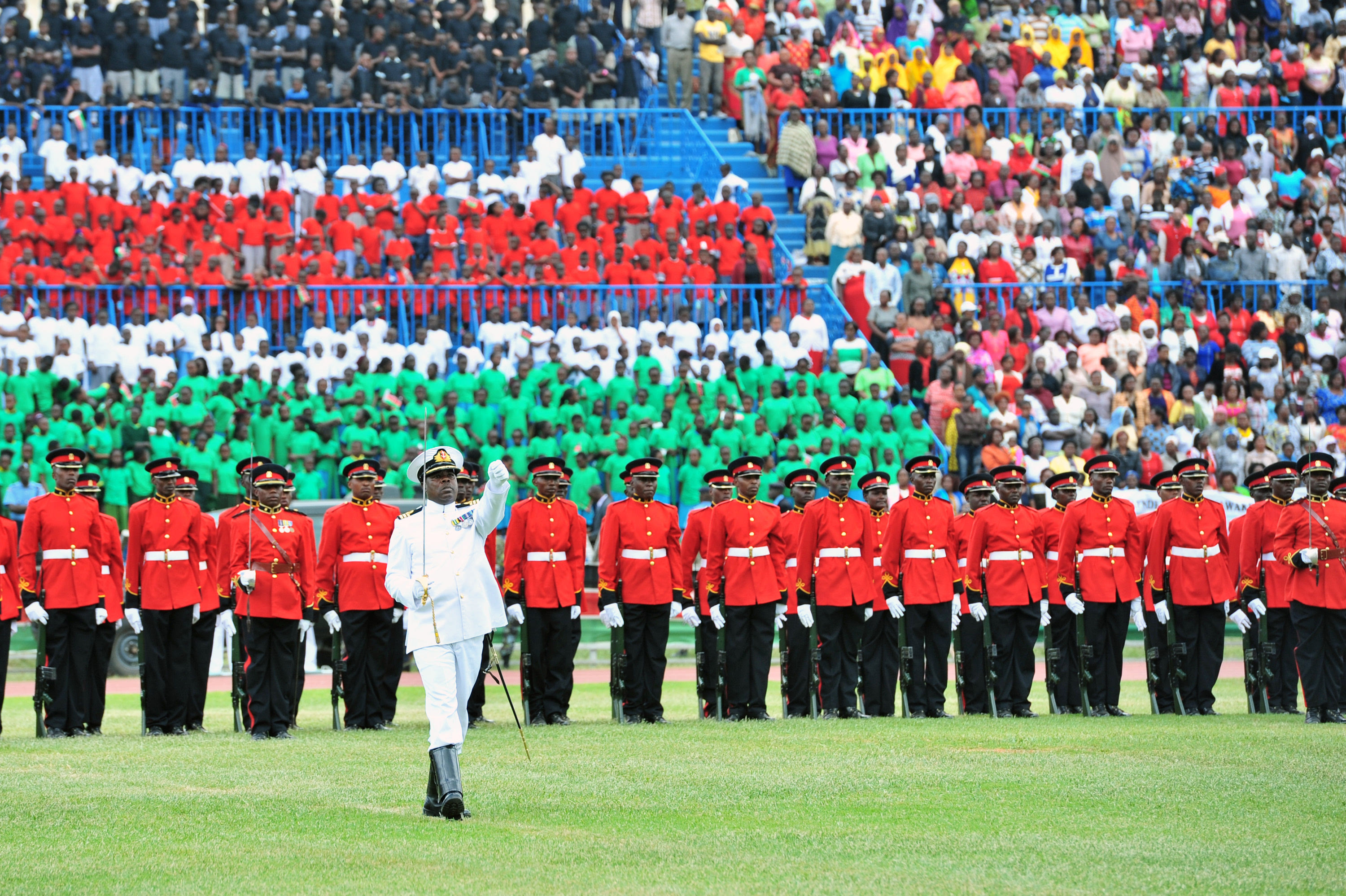 12月12日,在肯尼亚首都内罗毕,肯尼亚国防军士兵参加独立日阅兵式.
