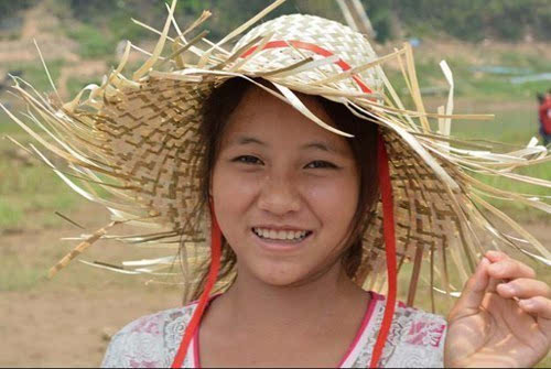 老挝乡村少女成游客新目标 50元任人挑选