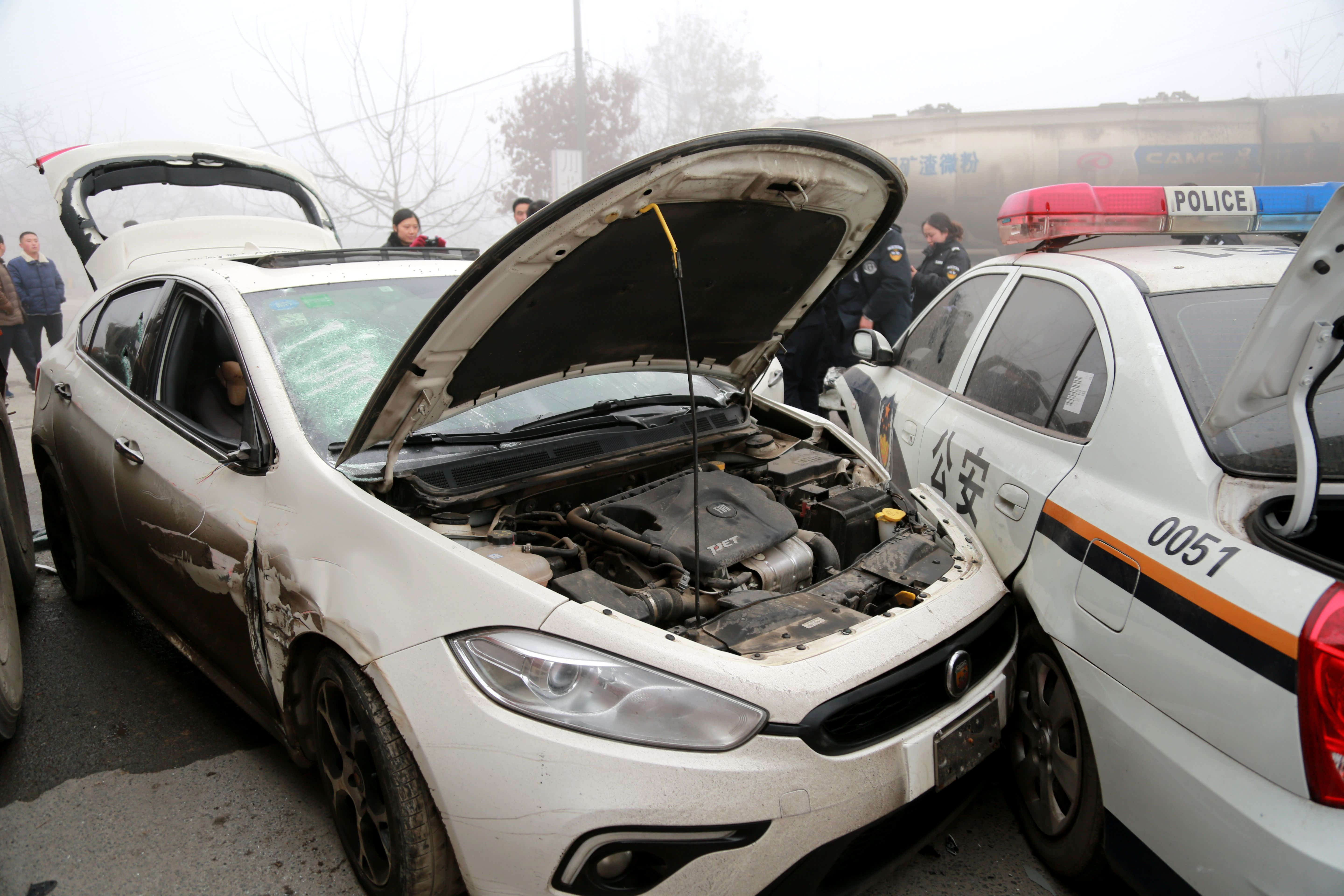 撞设卡栏杆撞警车 毒贩亡命冲关 川陕交界上演"警匪大片"