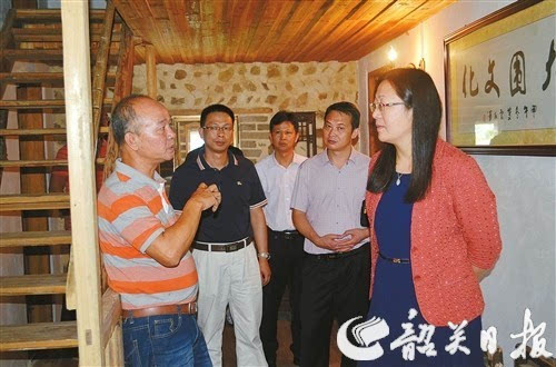 始兴县委常委,宣传部长赖小红在罗坝镇廖屋围楼调研.