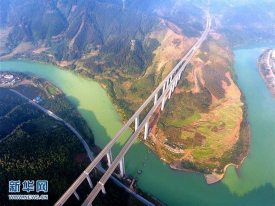 这是在贵州省榕江县拍摄的厦蓉高速公路都柳江特大桥(12月4日摄)