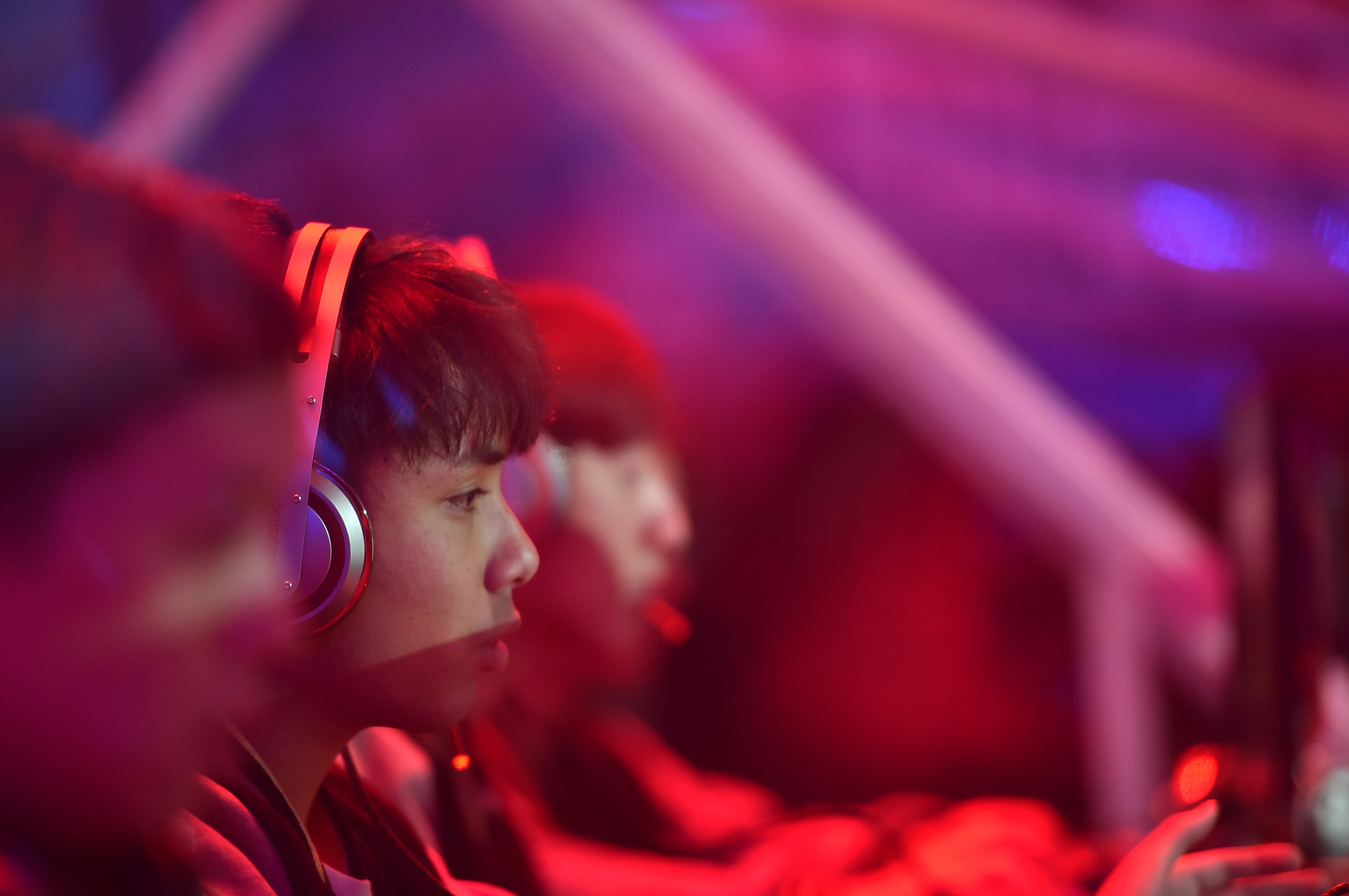 尽管存在争议,但电竞产业在中国依然发展得风生水起,从区域性,小规模