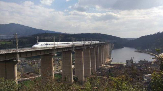 双线电气化铁路,开行旅客列车速度目标值为200公里/小时,全线设晋宁东