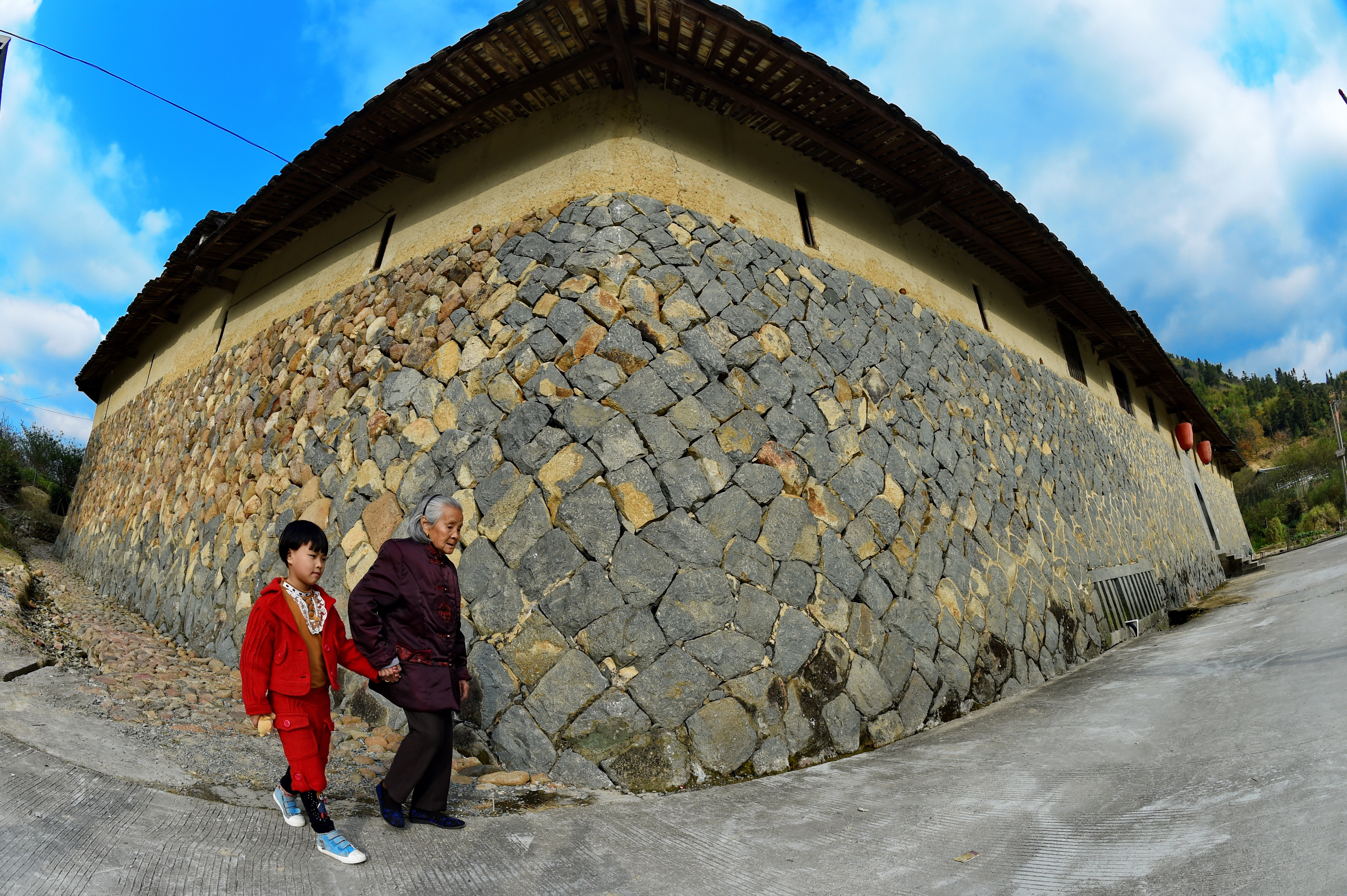 埔村,始建于清嘉庆年间,是一座有着福建山区特色的土木结构四合院建筑