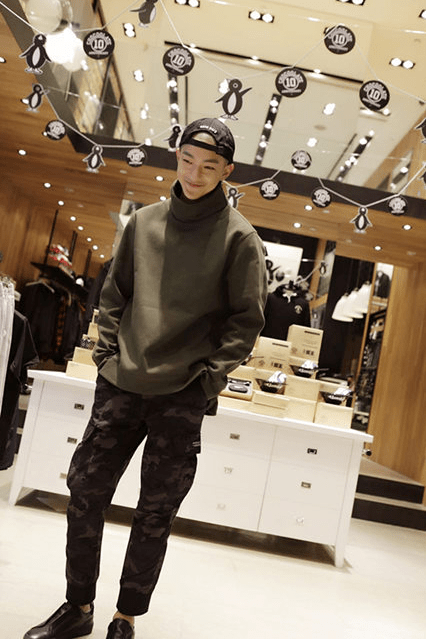 五阿哥屈楚萧光头现身香港 改帅痞风变身表情包