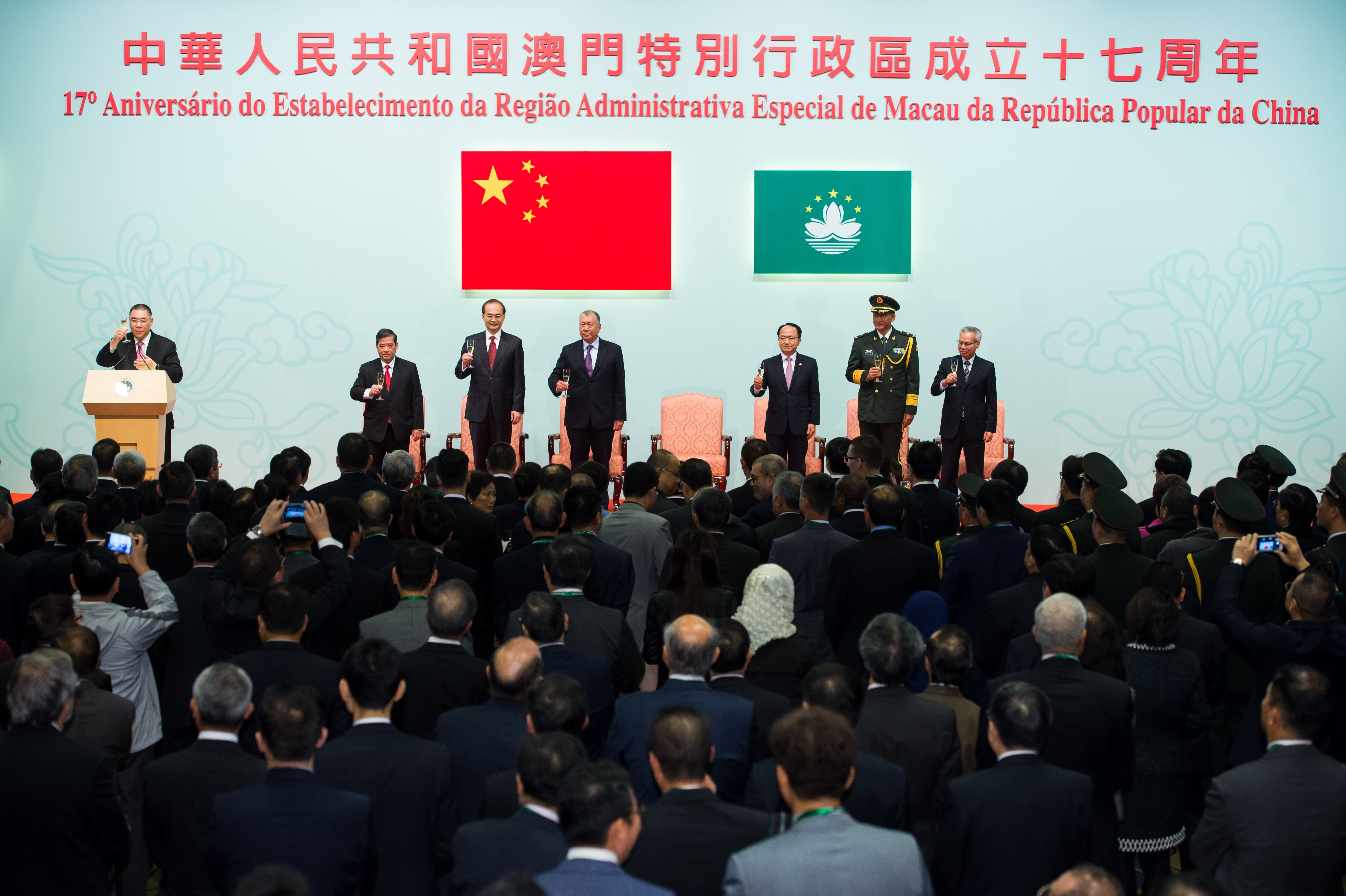 澳门特区政府举行升旗酒会庆祝回归17周年