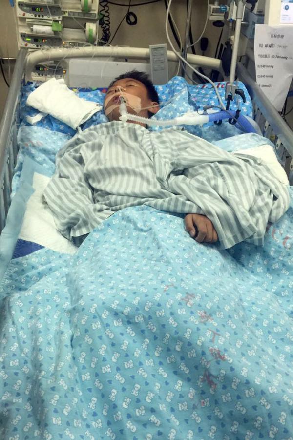 事发: 12岁男孩参加拔河突然晕倒今天上午,记者在省人民医院的儿科