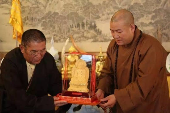 中国佛教协会副会长直孔穷仓·洛桑强巴活佛带领全体西藏班学员,与
