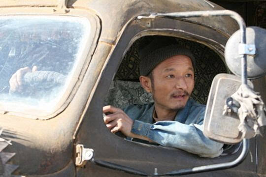 在电影中他塑造过各色小人物,《疯狂的赛车》里胆小如鼠满嘴顺口溜的"