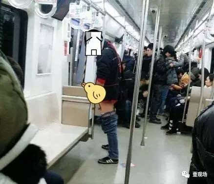 辣眼睛男子在北京地铁6号线上脱裤子尿尿