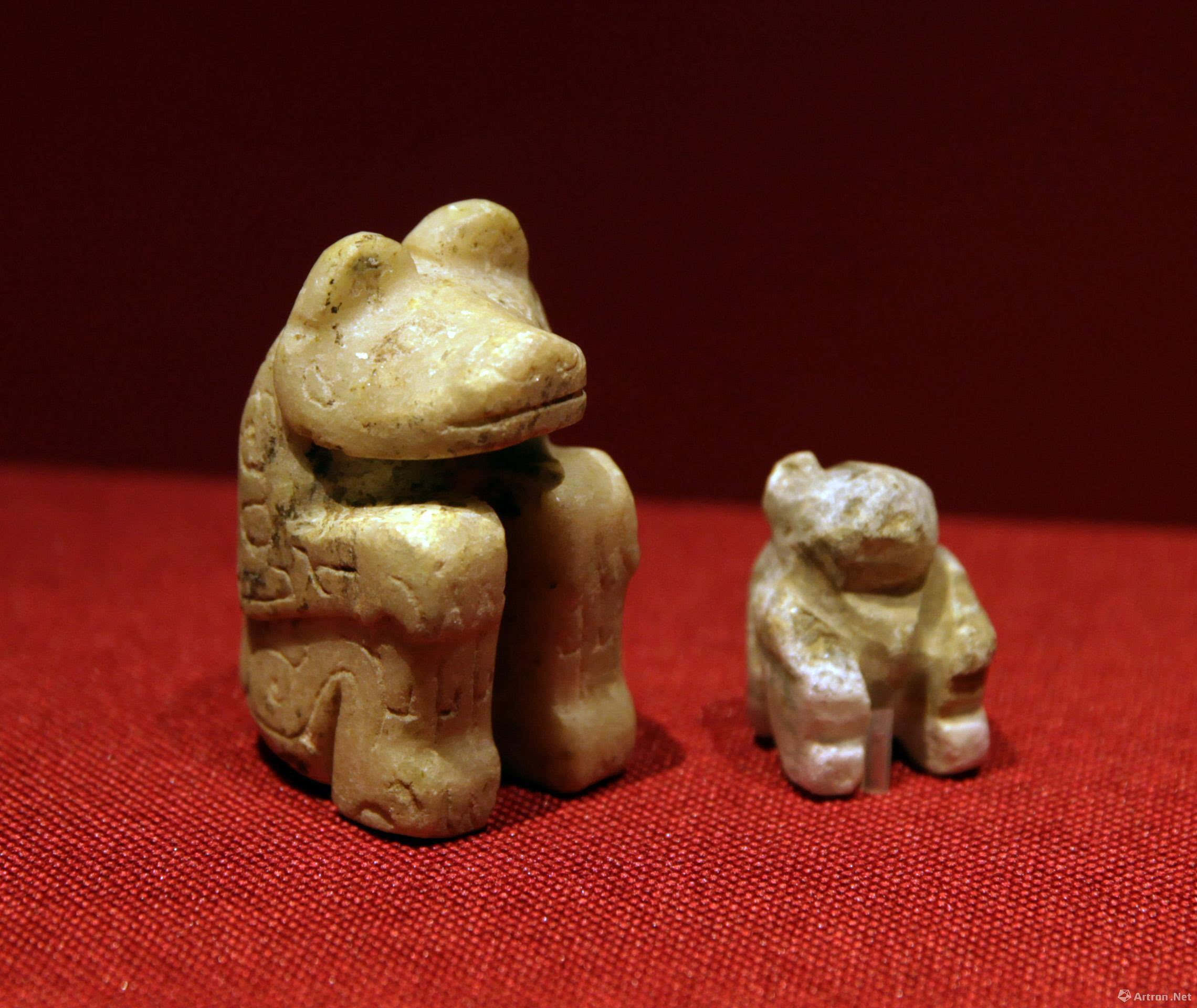 石熊玉羊头带盖石觯"玉鸣锵锵——商代王后妇好玉器特展"展览现场