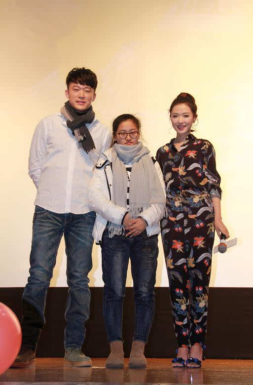 万茜校园行圈粉迷妹 实力诠释"行走表情包"