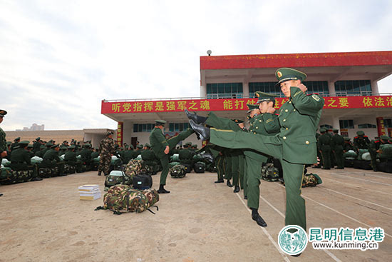 武警昆明市支队数百名新兵下连队护春城