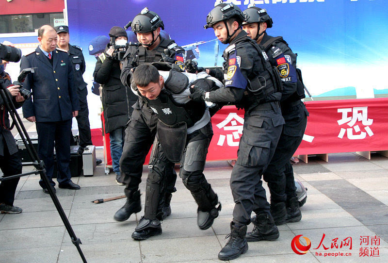 新闻 正文 启动仪式上,郑州铁路公安处特警支队的队员们进行了三人盾