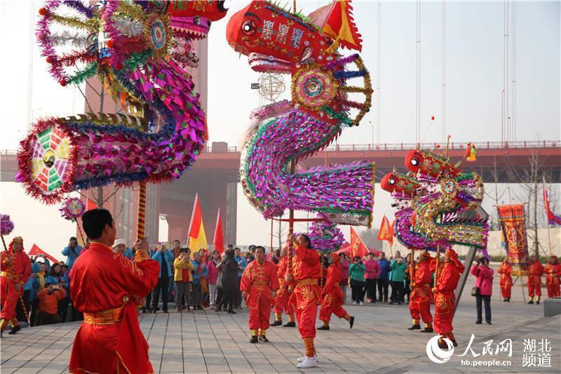 武汉汉阳数千名网友徒步迎新非遗高龙表演闹新年