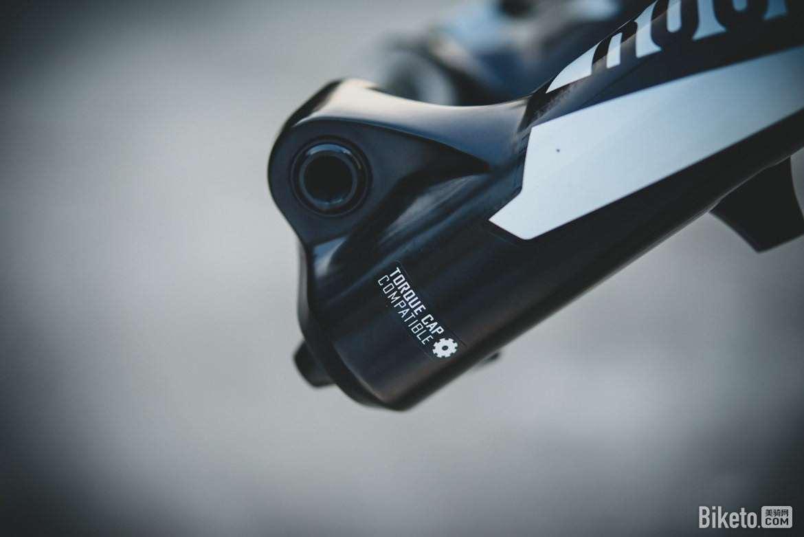 现在rockshox enduro级别的前叉为了节省重量,全都使用