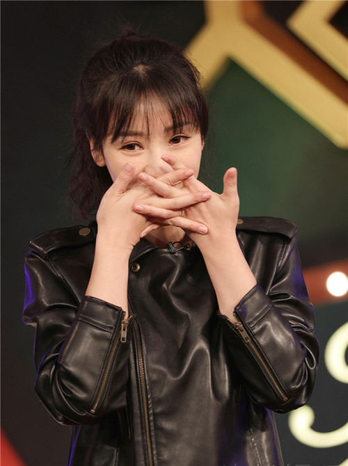 柳岩穿黑色皮夹克上节目 很是酷炫 美帅了