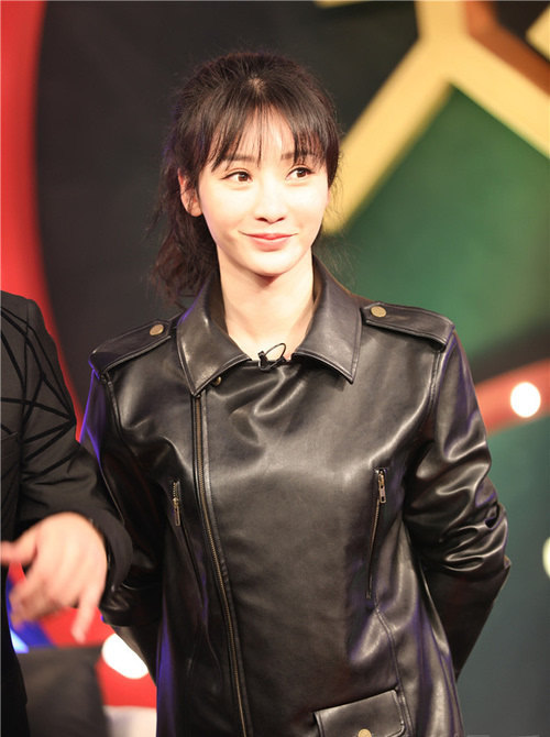 柳岩穿黑色皮夹克上节目 很是酷炫 美帅了