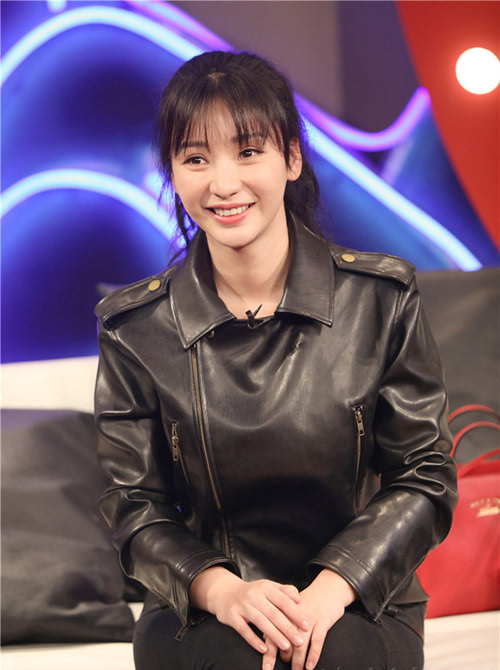 柳岩穿黑色皮夹克上节目 很是酷炫 美帅了