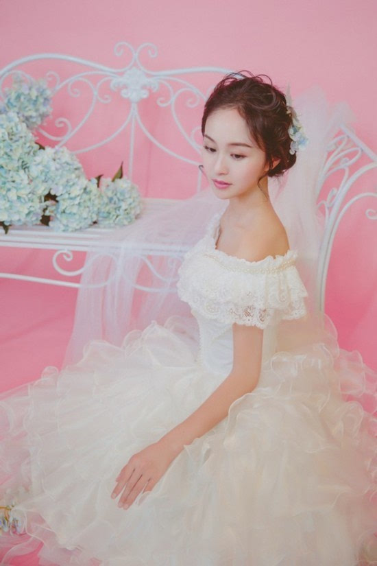 冯芷墨唯美写真曝光 小露香肩娇俏可人