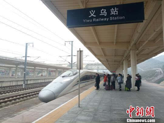 义乌站 斯多林 摄2014年12月10日,义乌站高铁开通,车站增设高铁旅客
