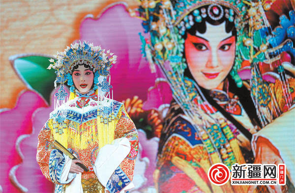 图为国家二级演员潘欣表演京剧《贵妃醉酒》.(记者蒋晓摄)