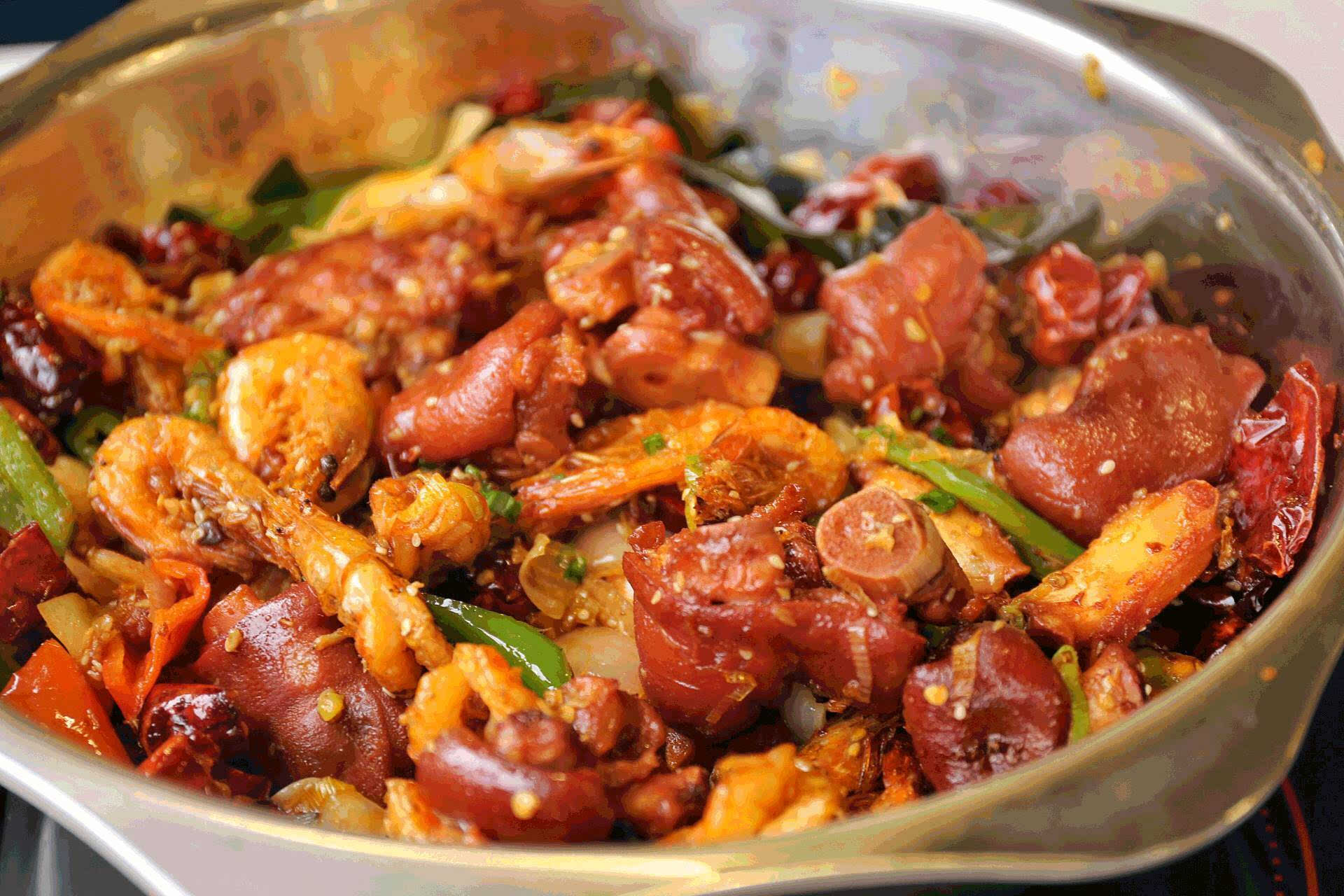 不担心上火长肉~爱肉的好料菌自然不会错过肉香味满分的酱香蹄花虾锅