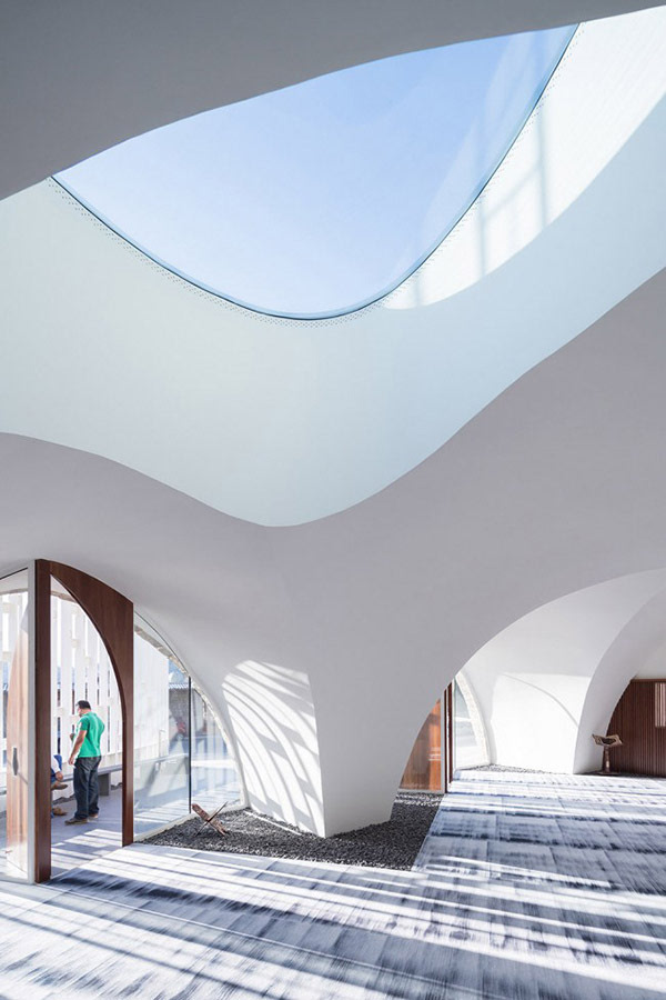 在拱顶空间内几个天窗朝向麦加奎尔拉赫墙的方向,为室内的壁龛空间