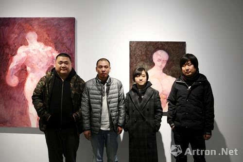 消费形状"群展现场 参展艺术家合影 由左至右:丁力,徐大卫,商亮,陈英