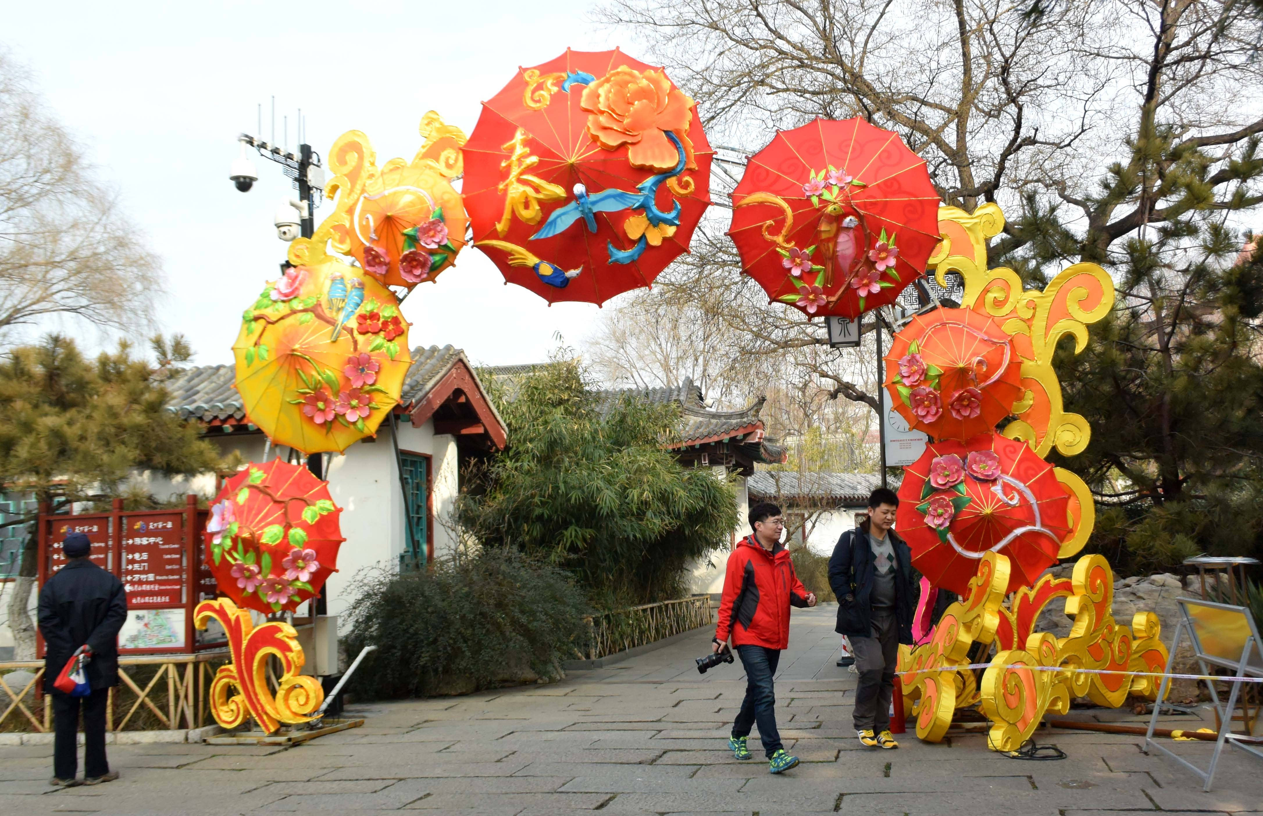 布置花灯迎新春