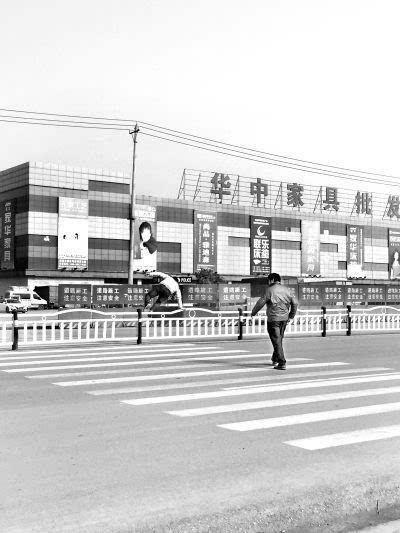 记者彭学武 摄黄陂区汉口北大道地铁1号线车站至五洲国际建材城路段