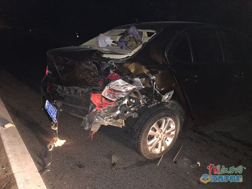 南昌县境内一小车高速超车发生车祸 一人死亡