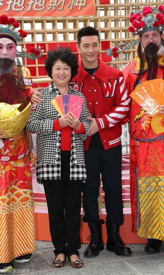 24孝好老公!黄晓明替孕妻抱财神萌娃 自曝如何结缘baby