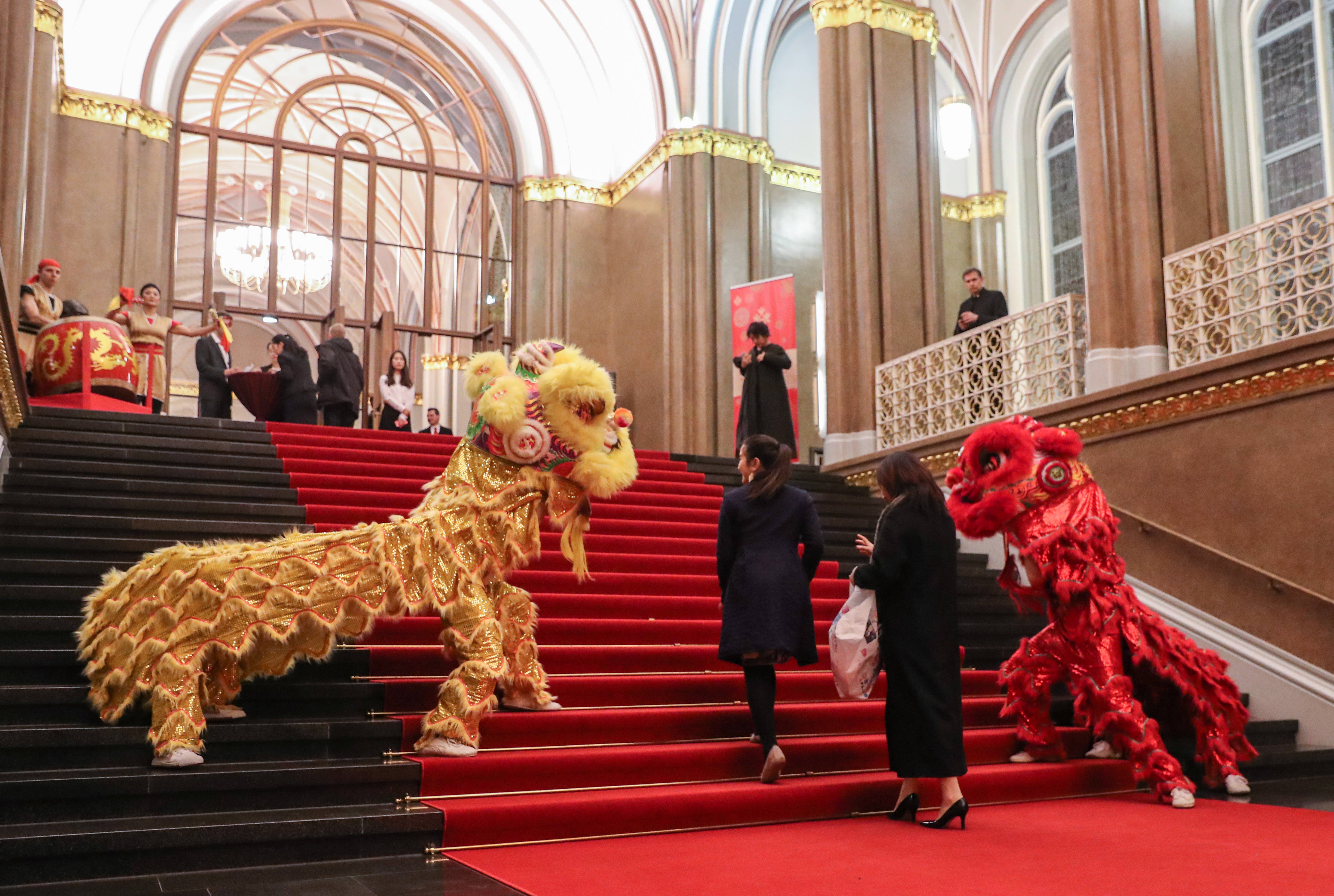 1月16日,在德国柏林市政厅,演员在"欢乐春节"活动入口处表演舞狮