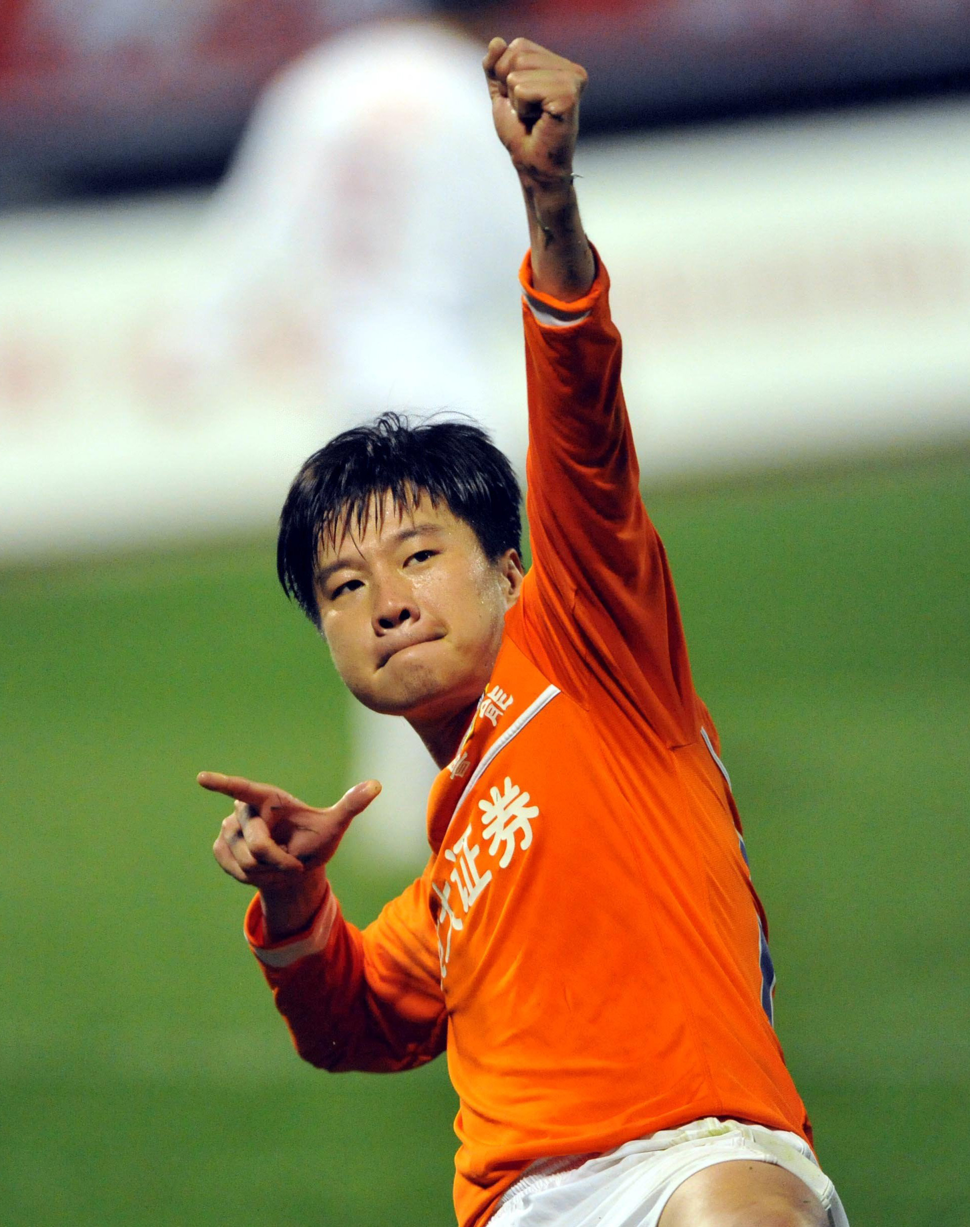 现年39岁的李金羽是中国足球的明星球员,曾3次获得顶级联赛最佳射手