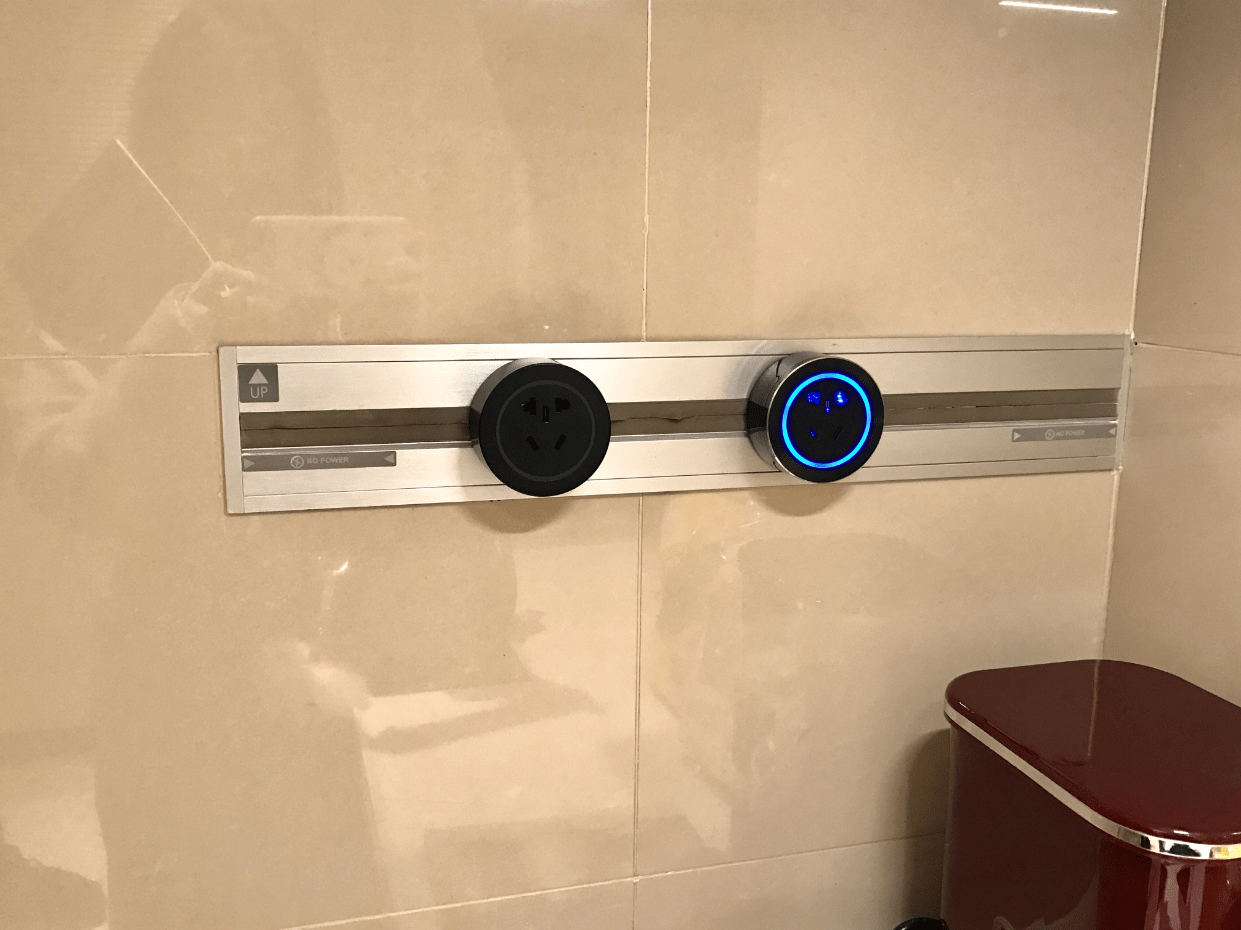 厨房内的移动式插座,主人可以选择自己最易上手的位置插上插座.